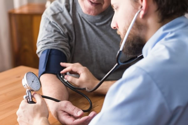 Veja quais alimentos ajudam a diminuir a sua pressão, segundo os médicos de SP!